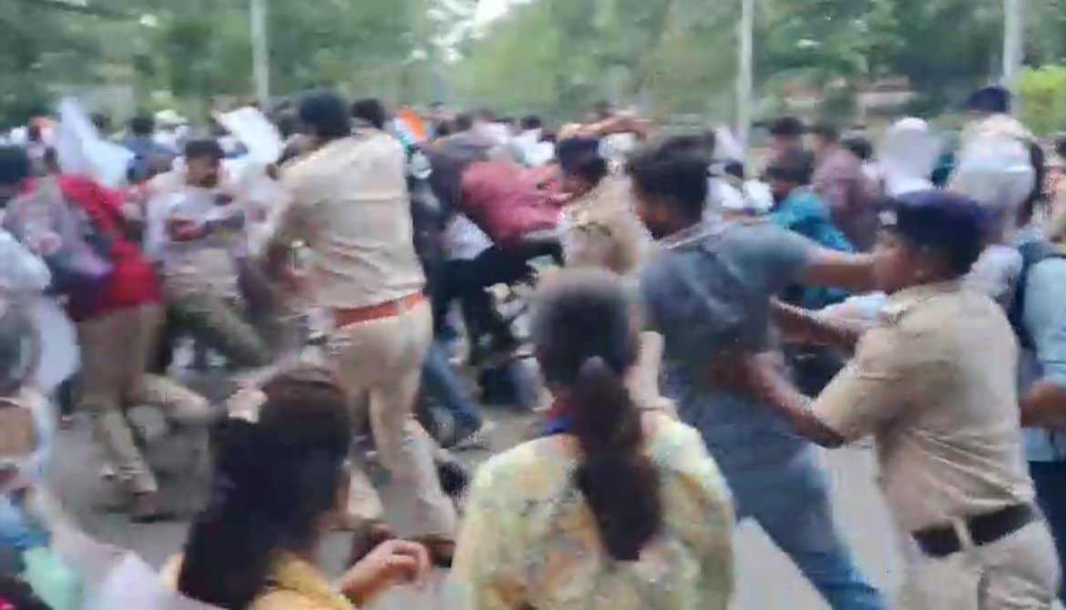 BPSC TRE -3 के अभ्यर्थियों पर पटना में लाठी चार्ज, कई छात्राएं हुई बेहोश..