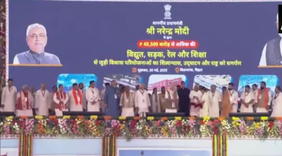 CM नीतीश ने PM मोदी के सामने फिर जोड़ा हाथ, की बड़ी डिमांड..