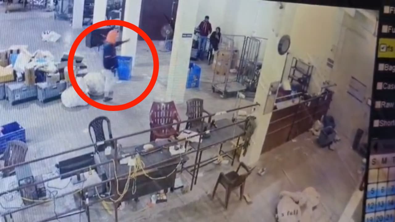 हथियार के बल पर अमेजॉन गोदाम में बड़ी लूट, सीसीटीवी कैमरे में कैद हुई वारदात