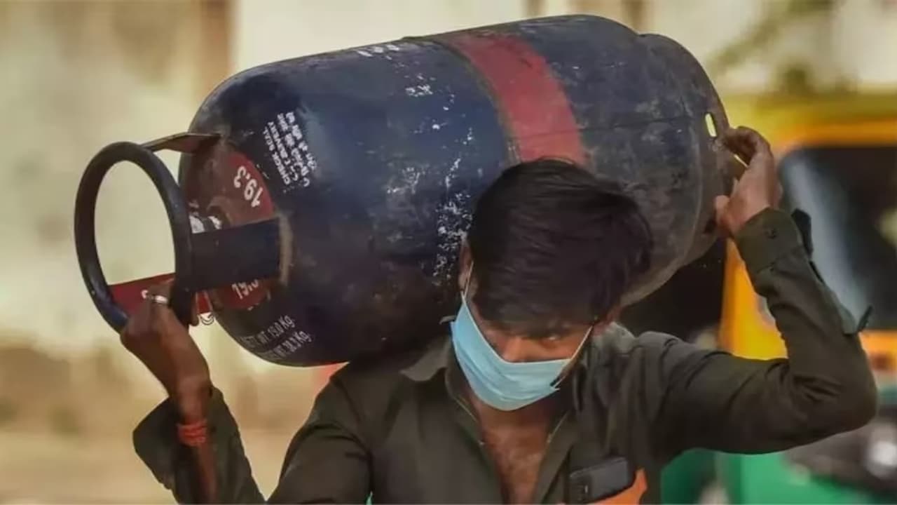 प्याज के बाद अब LPG सिलेंडर के बढ़े दाम, ऐसे में कैसे मनेगा त्योहार