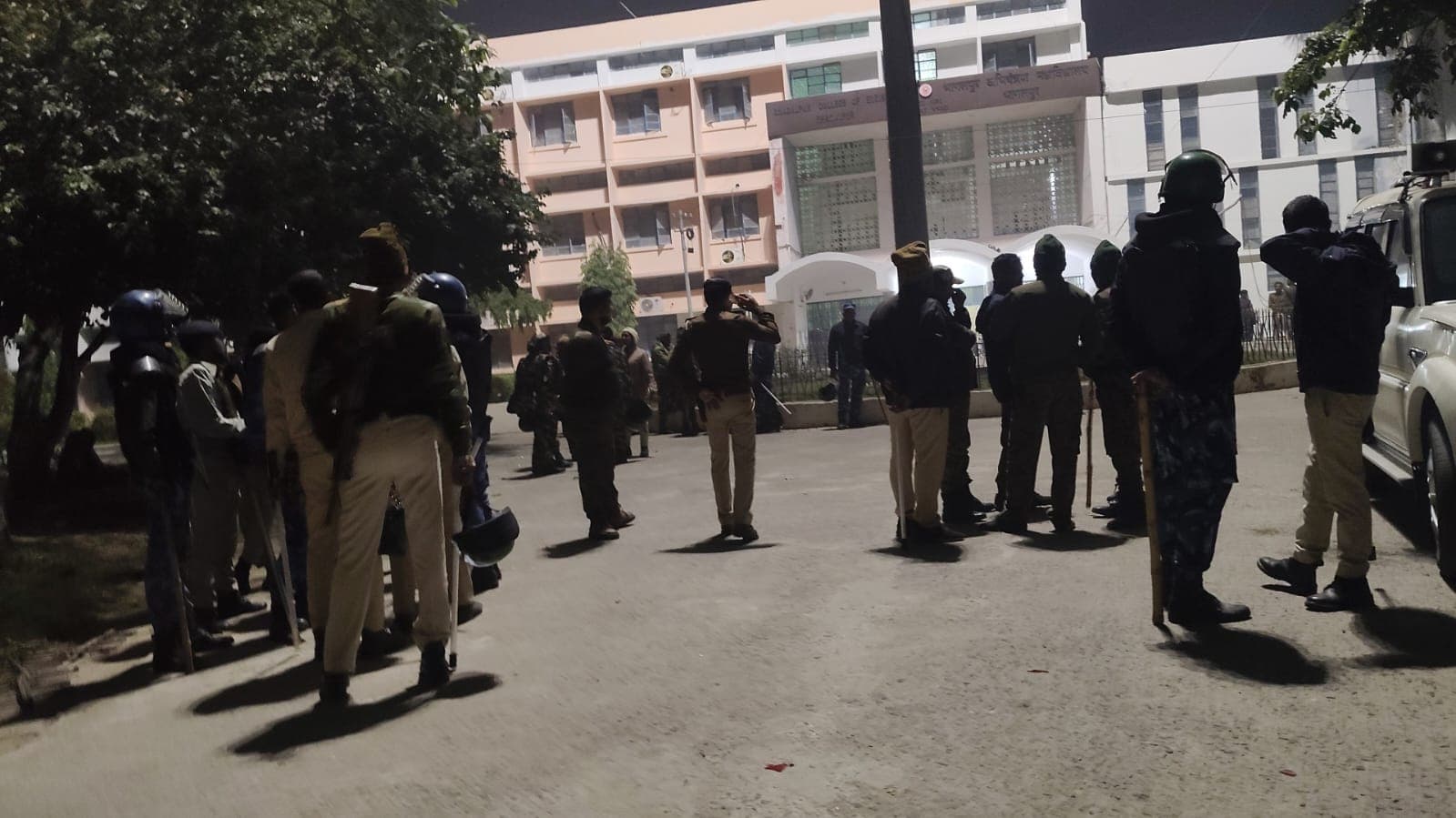 इंजीनियरिंग कॉलेज में छात्राओं से रैगिंग के बाद जमकर बवाल, पुलिस ने चटकाई लाठियां..