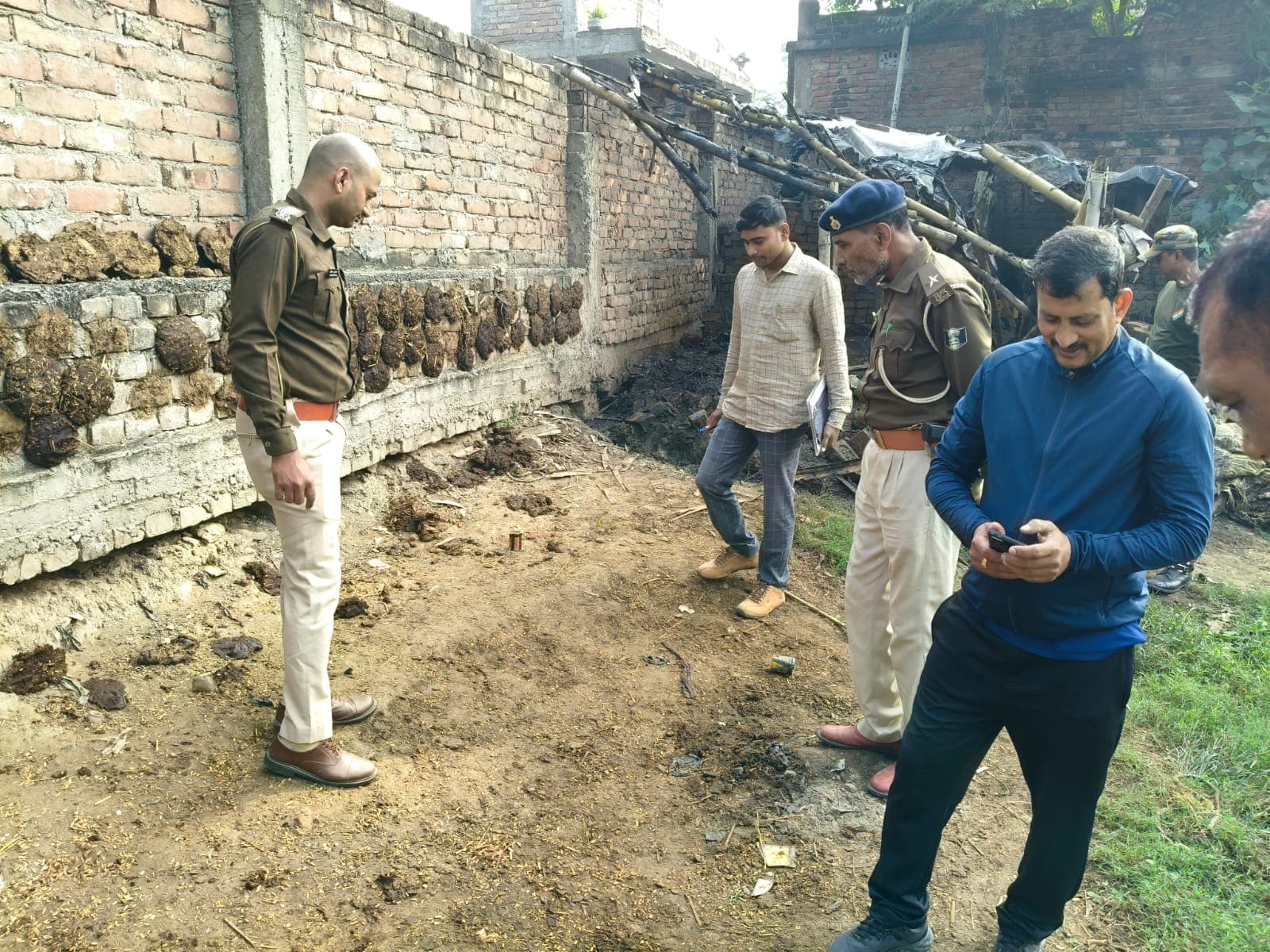 भागलपुर में घर के बाहर बम और खोखा मिलने से सनसनी, जांच में जुटी पुलिस..