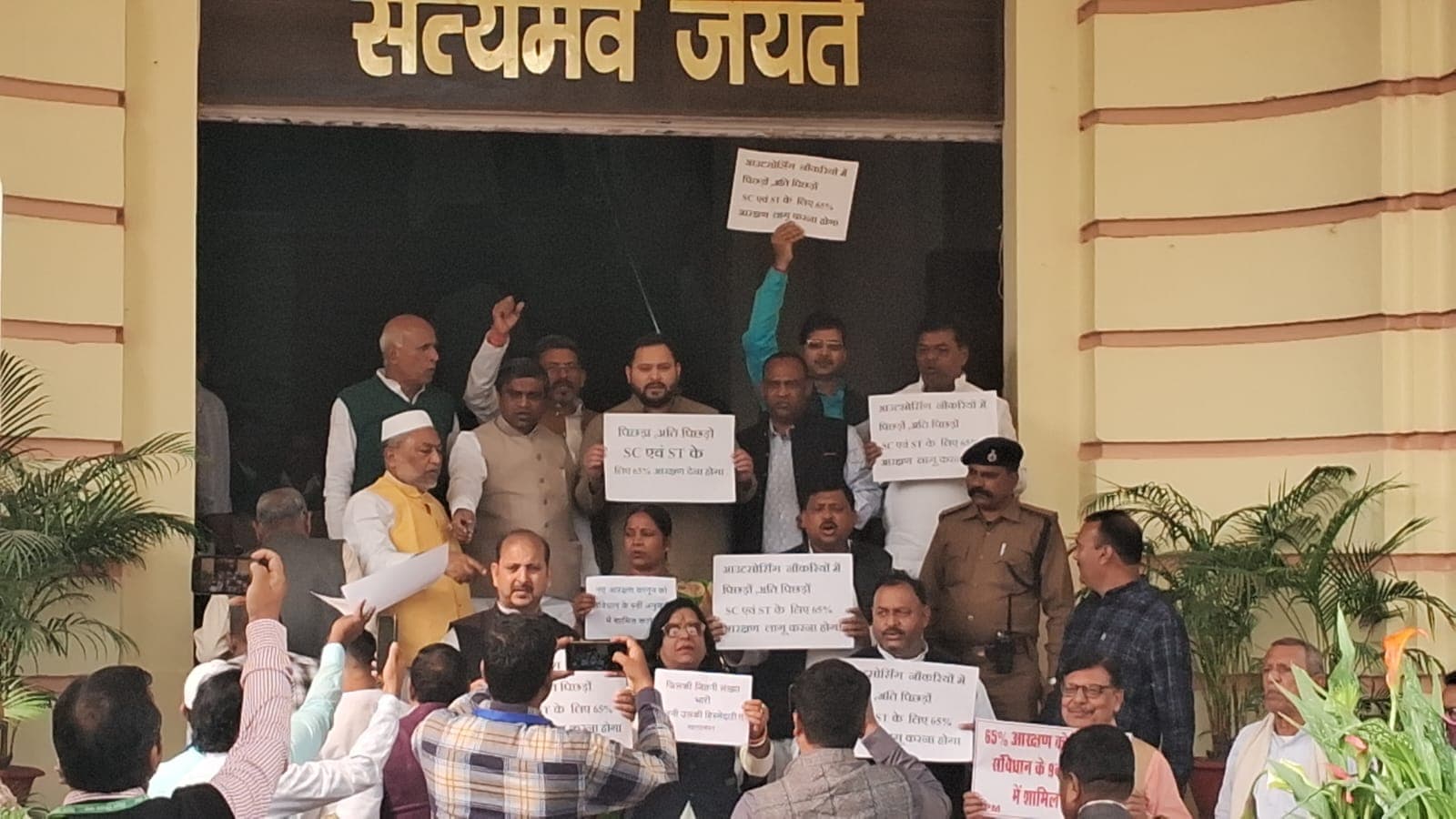 तेजस्वी यादव और राजद विधायक अचानक विधानसभा परिसर में करने लगे प्रदर्शन, जानें क्या है उनकी डिमांड..