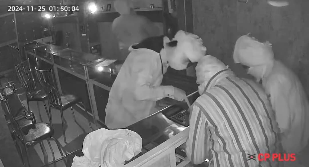 आभूषण दुकान में 3 करोड़ से ज्यादा की चोरी, खबर सुनते ही बेहोश हो गए व्यवसायी..