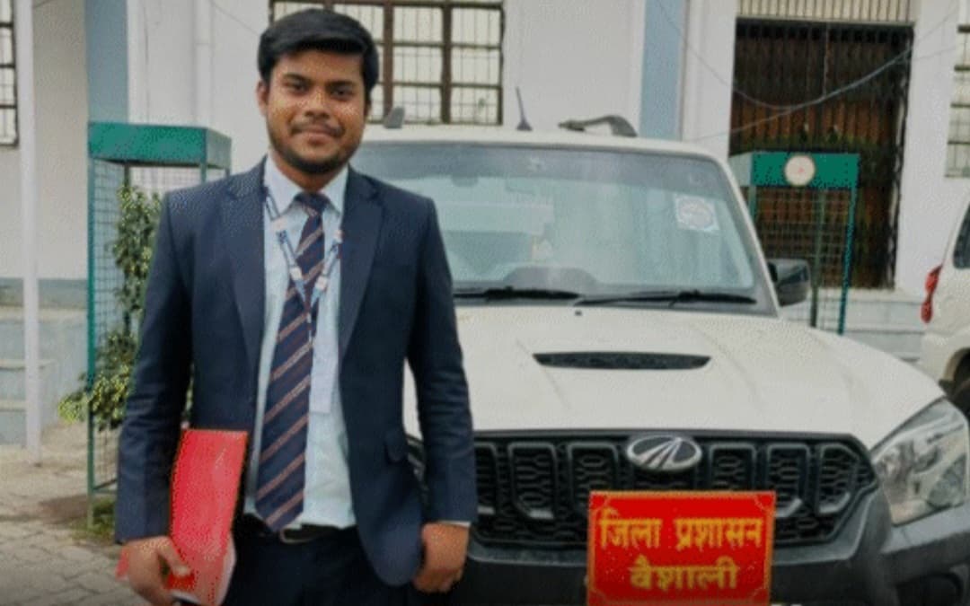 आंगनबाड़ी सेविका के बेटे उज्ज्वल के BPSC टॉपर बनने तक के संघर्ष की कहानी..