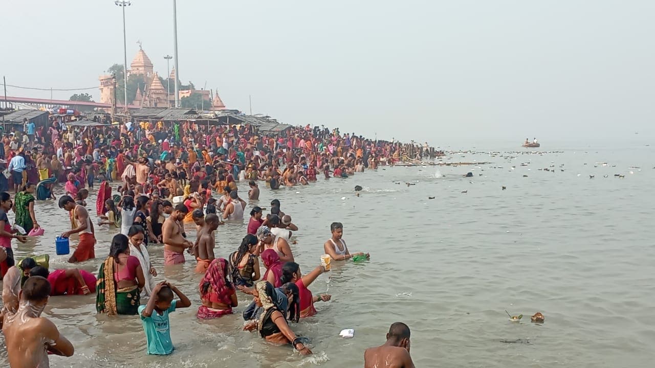 कार्तिक पूर्णिमा के अवसर पर सुल्तानगंज समेत बिहार के विभिन्न गंगा घाट पर श्रद्धालुओं की भीड़..