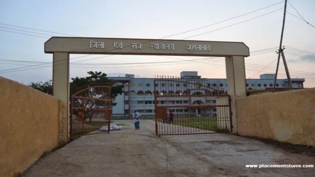 केस की सुनवाई कर रहे जज पर एक व्यक्ति दनादन पत्थर फेंकना शुरू कर दिया,फिर..