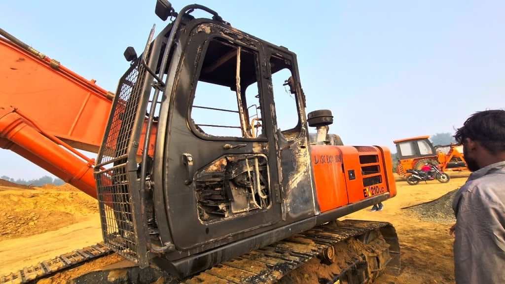 झारखंड के चतरा में पीएलएफआई उग्रवादियों ने शिवपुर-कठौतिया रेलवे लाइन के ब्रिज निर्माण में लगी मशीनों में की आगजनी....