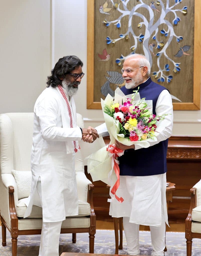 हेमंत सोरेन ने कल्पना संग PM मोदी से की मुलाकात, अबुआ सरकार के शपथ ग्रहण समारोह में शामिल होने का दिया न्योता....