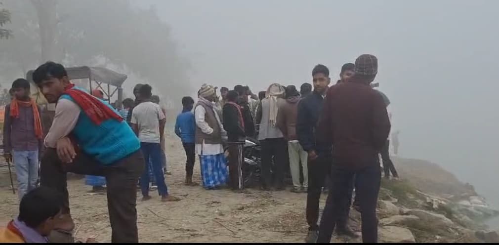 बगहा में 20 यात्रियों से भरी नाव पत्थर से टकराने के बाद दो भागों में बंट गई फिर..