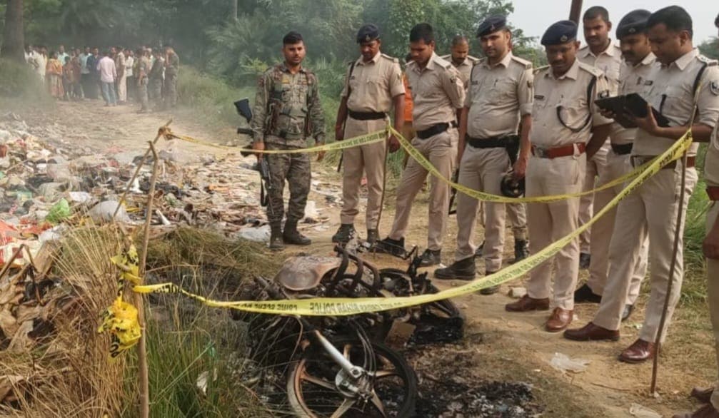 सनसनी : नवादा में बाइक के साथ ही युवक को भी जला दिया..