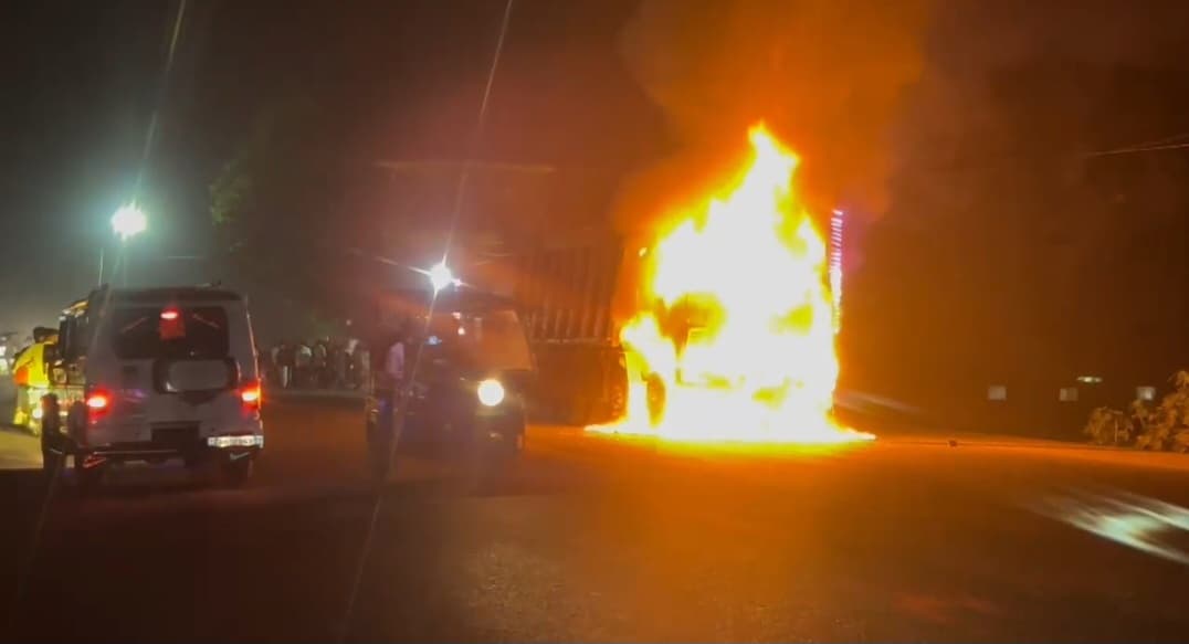 गया में सड़क हादसे के बाद बवाल, हाइवा में लगाई आग..