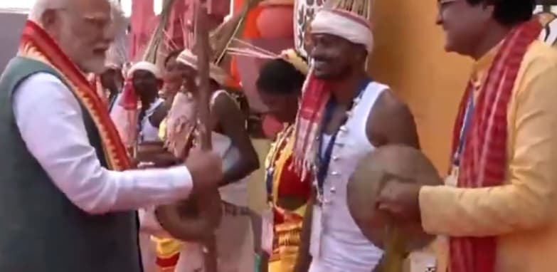 जनजातीय गौरव दिवस पर जमुई में पीएम मोदी, आदिवासी परंपरा से हुआ स्वागत..