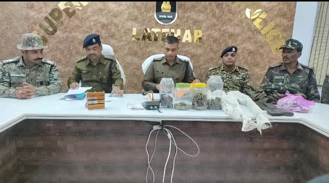 मुठभेड़ के बाद लातेहार पुलिस ने दो उग्रवादियों को हथियार समेत पकड़ा