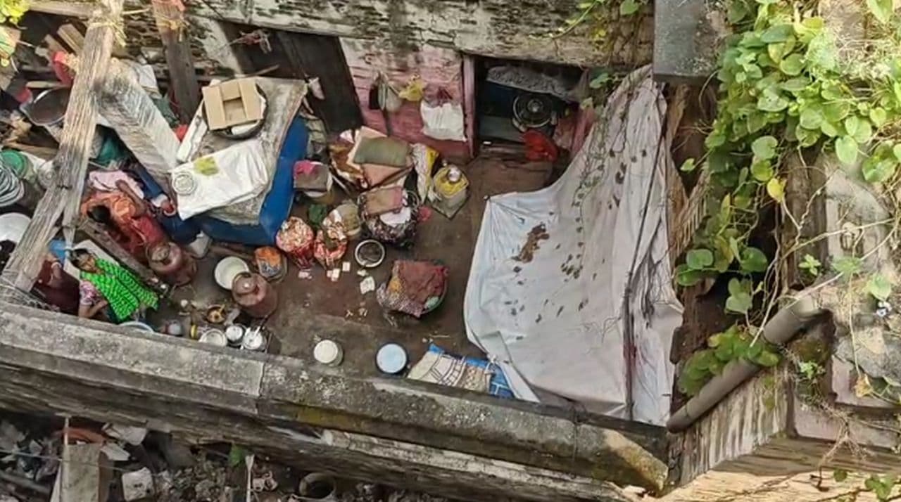 करीब 100 वर्ष पुराना मकान ढहने से 6 लोग फंसे, मकान मालिक ने कहा...