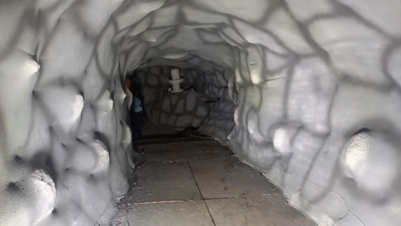 वैष्णो देवी गुफा पंडाल पर पुलिस का डंडा, कहा- 'संबंधित विभाग से पहले एनओसी लाओ', जानें वजह