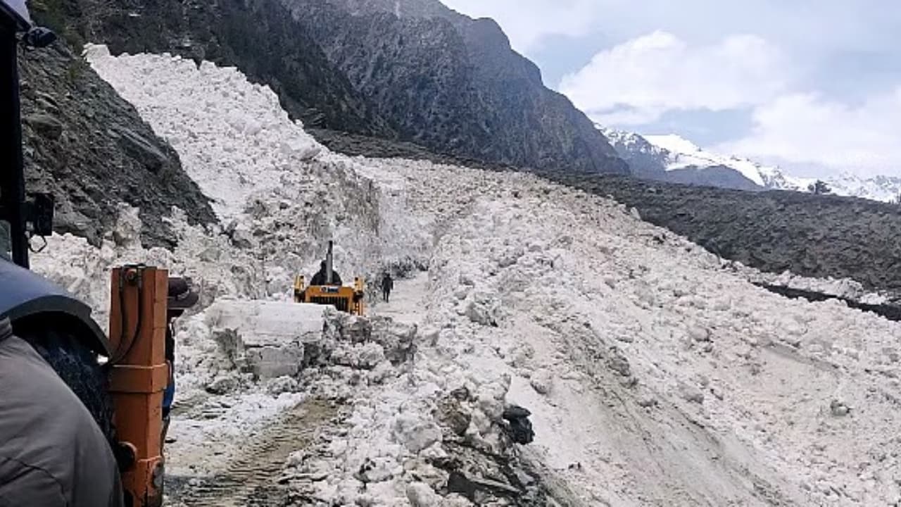 लद्दाख में माउंट कुन पर हिमस्खलन, एक सैनिक की मौत, 3 लापता