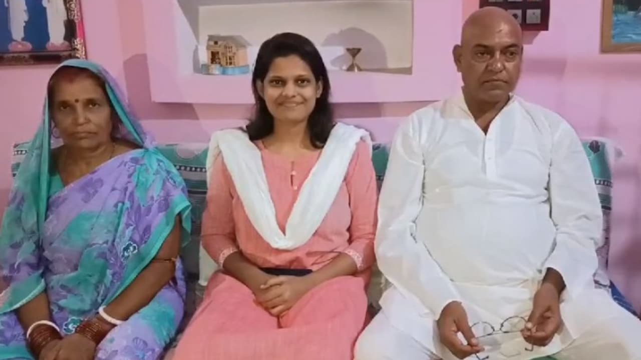 दारोगा की बिटिया बनी अफसर, पहले ही प्रयास में क्रैक किया BPSC एग्जाम