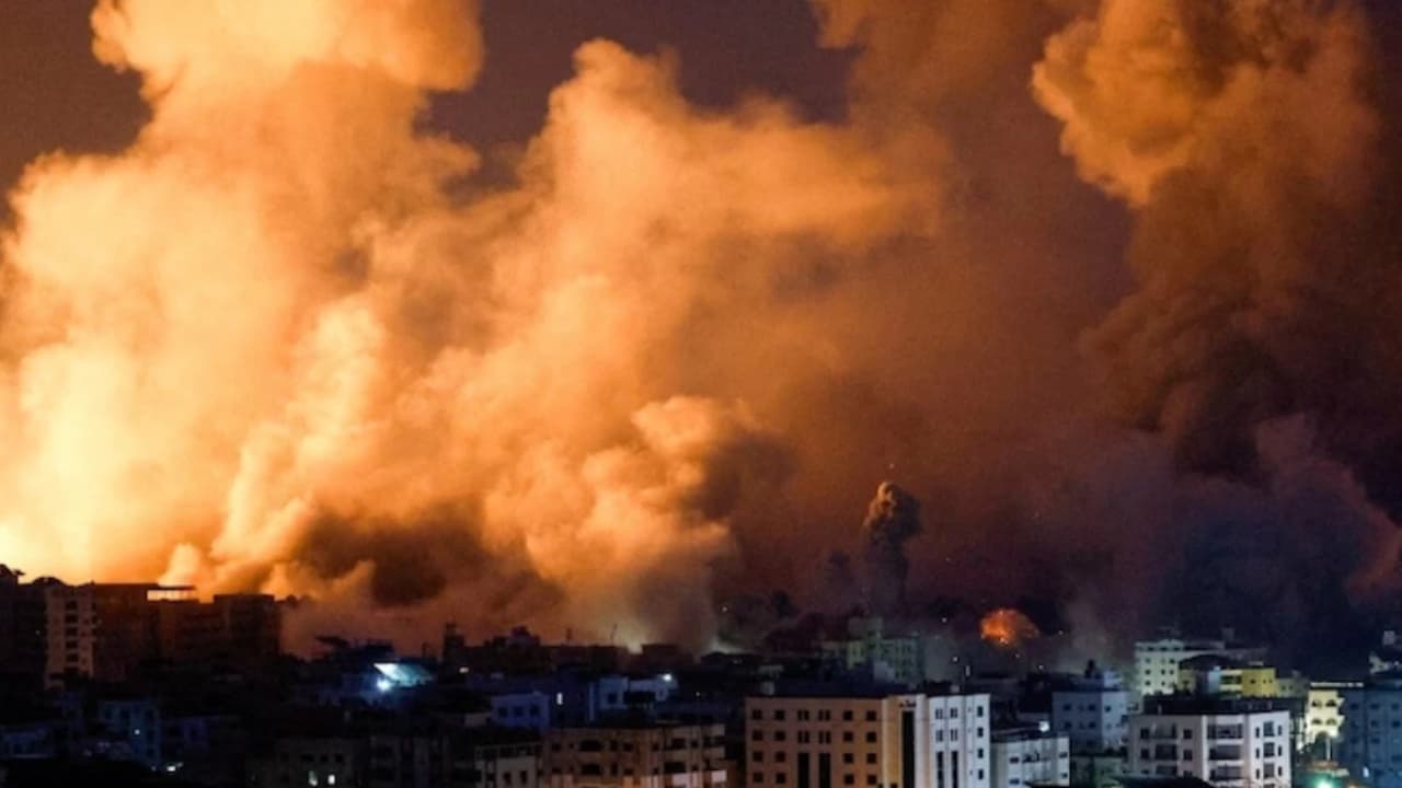 Israel-Hamas War : 72 घंटे से जंग जारी, इजरायल में 900 की मौत, खौफ का मंजर कायम
