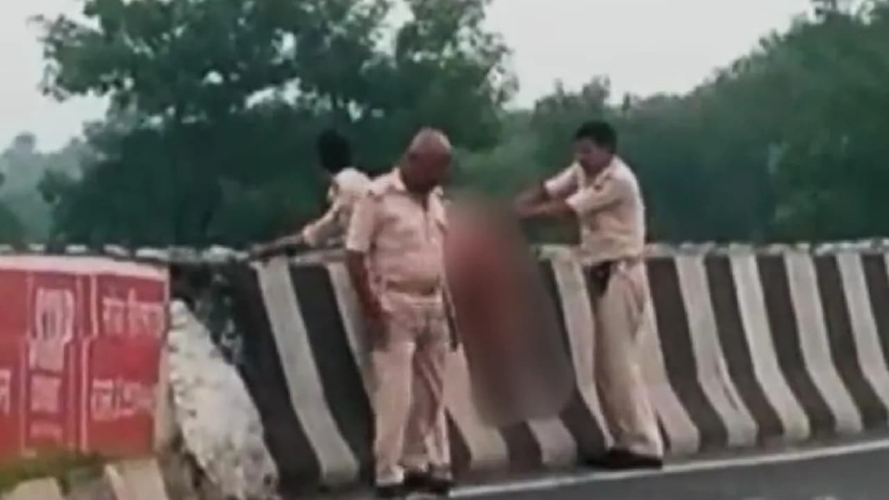 बिहार पुलिस की शर्मनाक हरकत ! ना पंचनामा, ना पोस्टमार्टम, डंडे के सहारे डेड बॉडी को नहर में फेंका