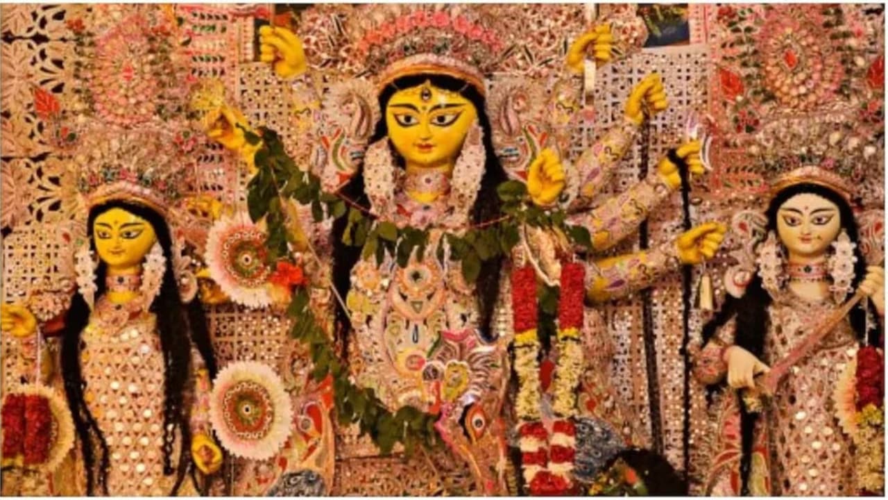 महासप्तमी को लेकर खुल गया माता रानी का पट, पंडालों में भक्तों की उमड़ने लगी भीड़