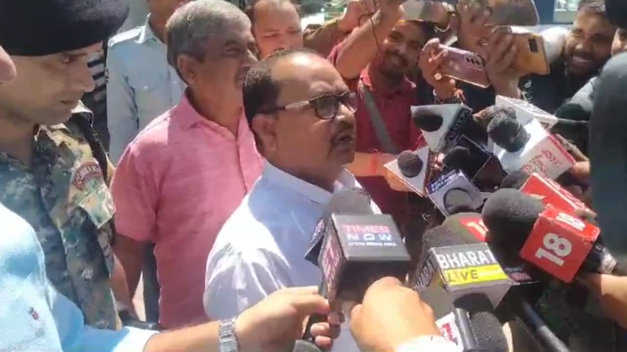 JDU विधायक के बिगड़े बोल, पिस्टल लहराने के सवाल पर पत्रकारों को दी गालियां