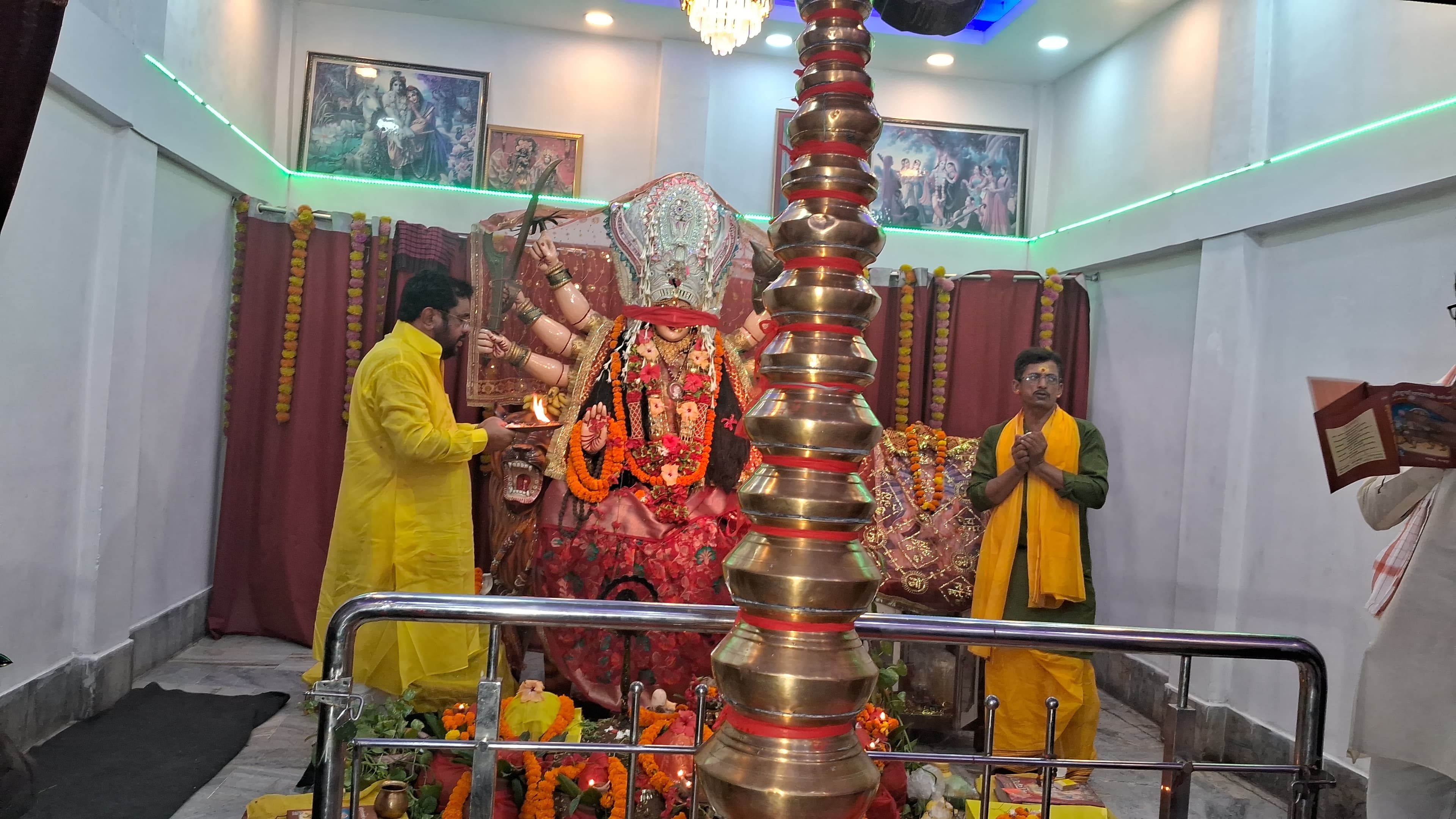 आज मां दुर्गा की उपासना शुरू हो गई पटना के नौलखा मंदिर में सीने पर रखे कलश