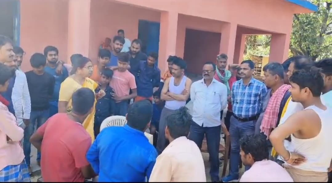 शिक्षक-शिक्षिका क्लासरूम में ही करने लगे रासलीला, बवाल के बाद कार्रवाई की तैयारी..