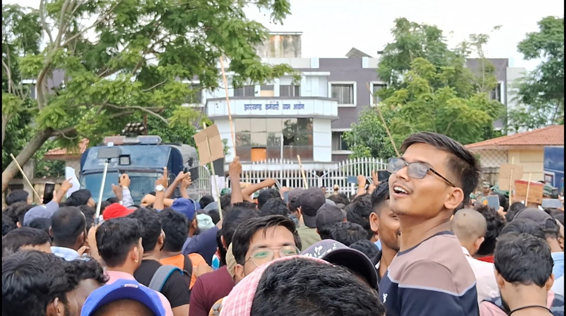 JSSC कार्यालय घेराव के दौरान पुलिस पर पत्थरबाजी करने वाले 16 छात्र पर नेमड व 1 हजार पर अज्ञात FIR दर्ज...