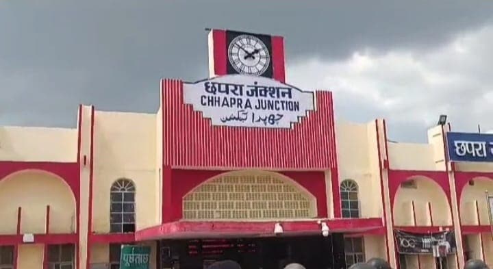 छपरा जंक्शन के RPF अधिकारियों की चोरी पकड़ी गई, हुए सस्पेंड..