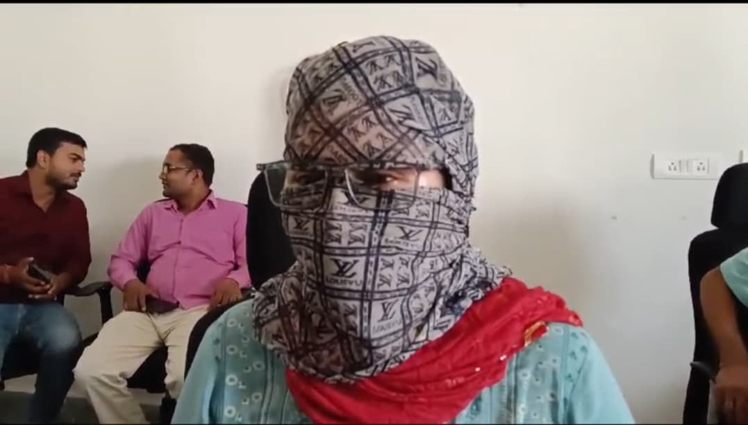 BPSC शिक्षिका ने अपने हेड मास्टर के खिलाफ मारपीट और बदसलूकी की शिकायत SP से की..