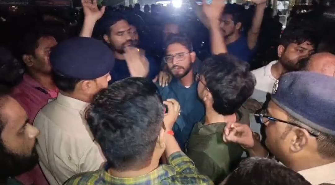 कटिहार मेडिकल कॉलेज के छात्र -छात्राओं ने सड़क जाम कर किया हंगामा, जानें वजह..