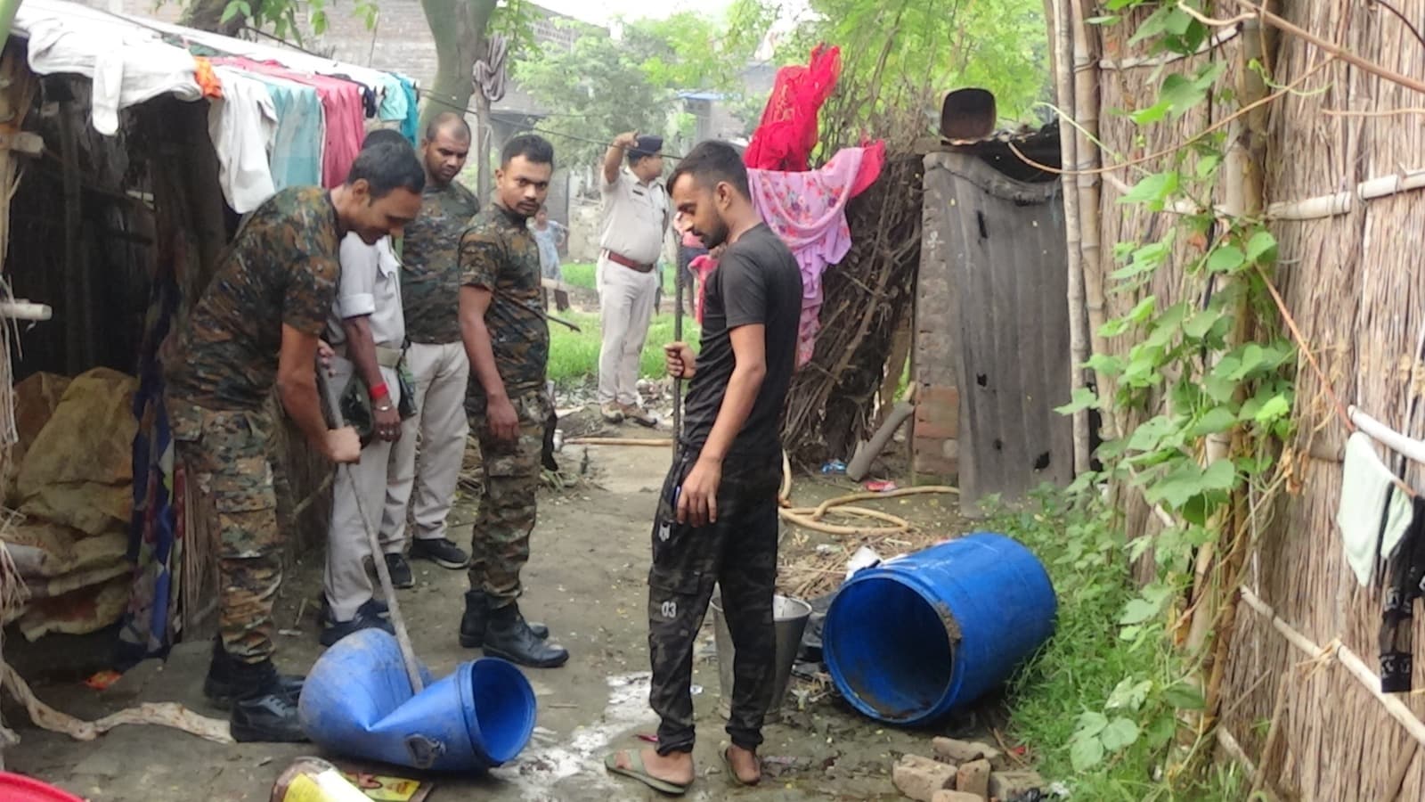 पटना के बाढ़ में उत्पाद विभाग और पुलिस ने शराब क़े ठिकाने को किया नष्ट