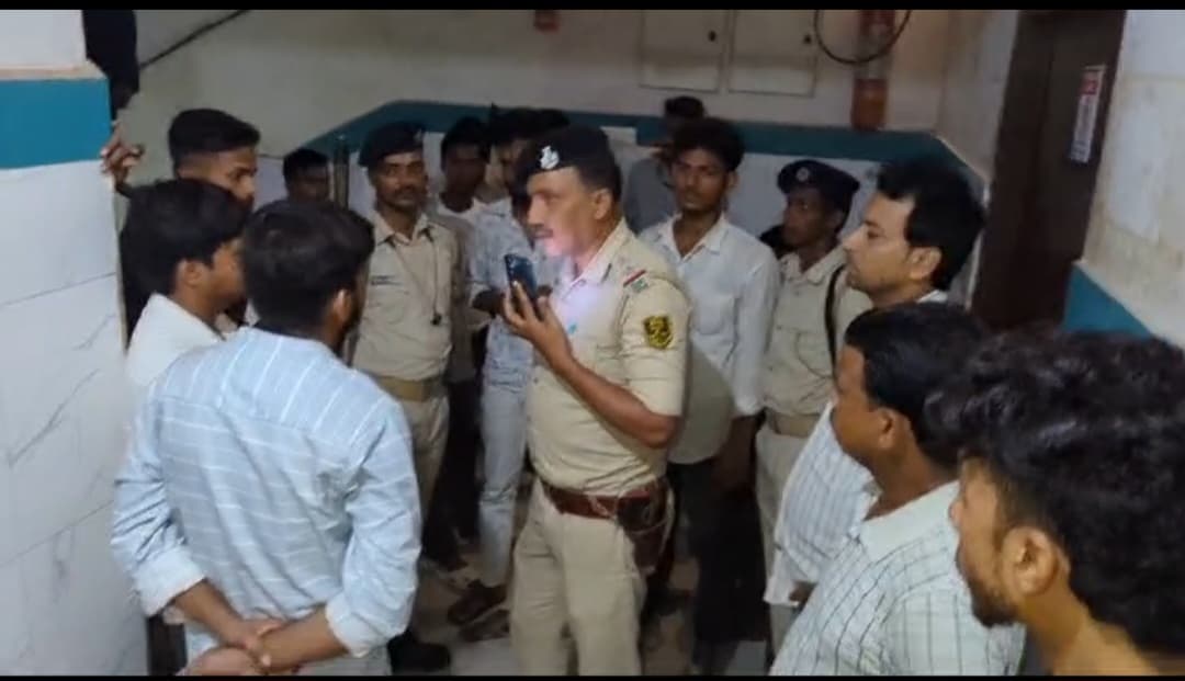 भोजपुर में बदमाशों ने पूजा पंडाल में बैक टू बैक 4 लोगों को मारी गोली..