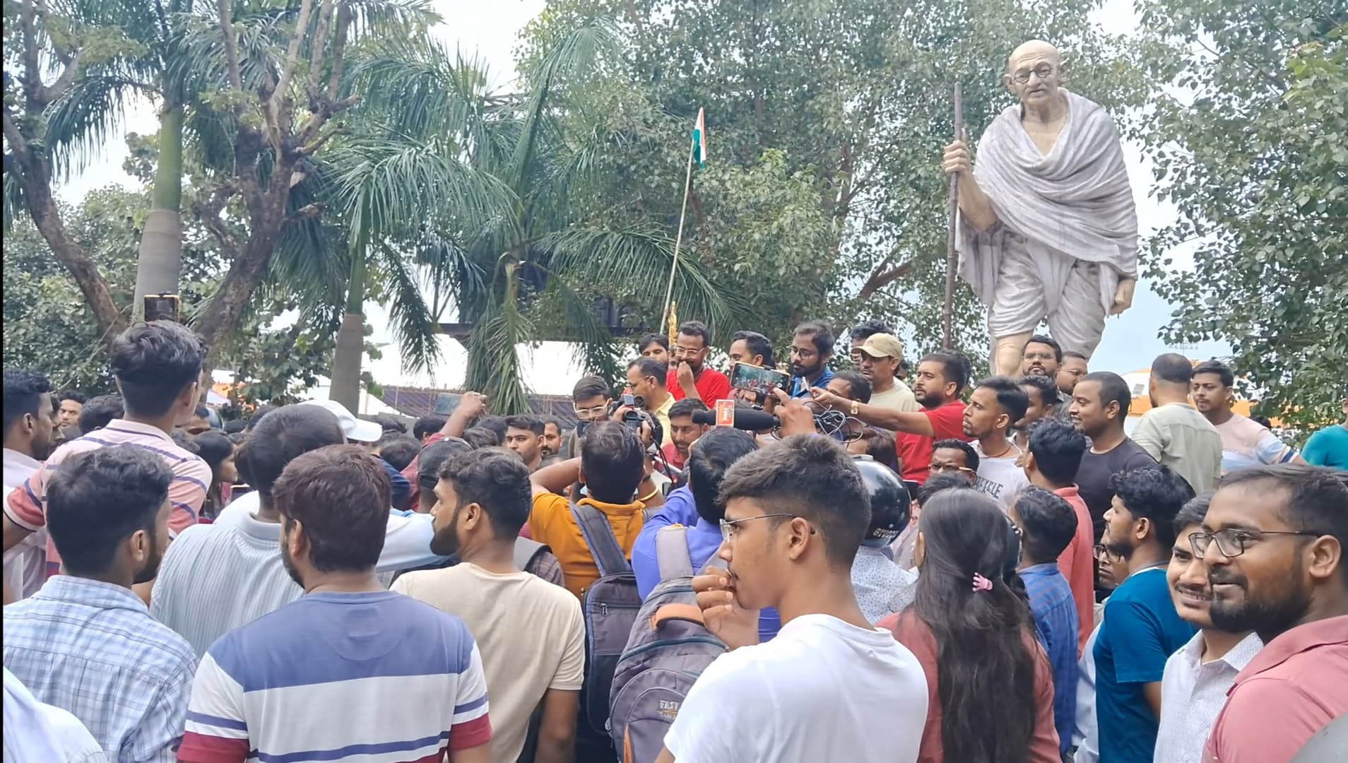 JSSC CGL परीक्षा गड़बड़ी मामला: अभ्यर्थियों के सबूतों और तर्कों को आयोग ने मानने से किया इनकार, छात्रों ने किया बापू वाटिका में अनिश्चितकालीन हड़ताल...