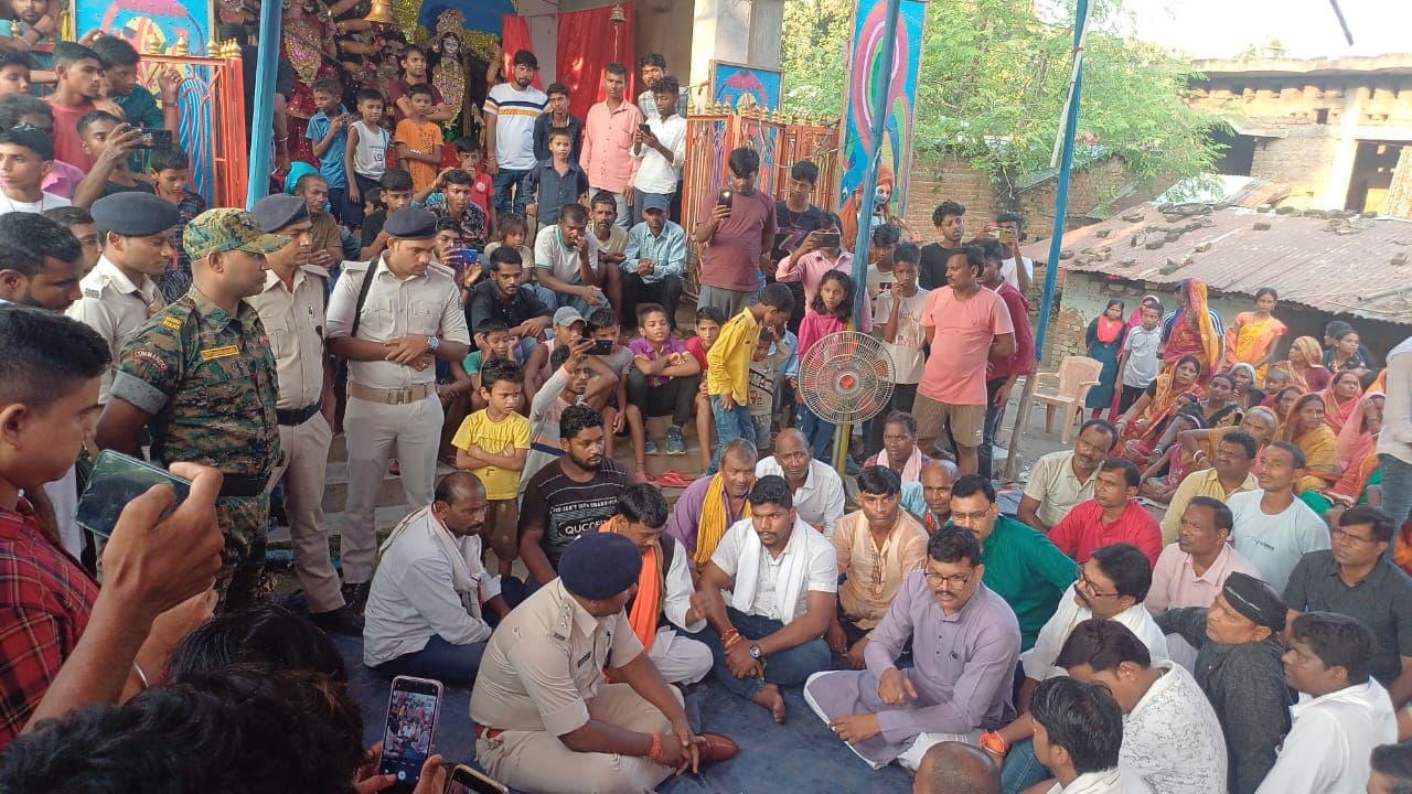 भागलपुर में थानेदार पर लगा मारपीट और बदसलूकी का आरोप,विरोध में सड़क पर बैठे ग्रामीण..