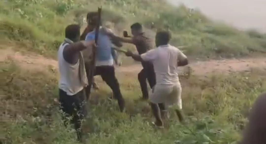 नेपाल बॉर्डर पर शराब तस्करों ने SSB के दो जवानों को जमकर पीटा, वीडियो वायरल