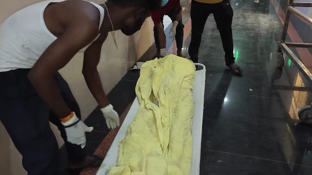 कटिहार सदर अस्पताल के फायर अलार्म सिस्टम के केबिन में फंसकर एक अज्ञात मरीज की मौत....