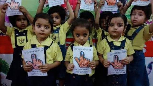 मम्मी पापा वोट दो" स्कूली बच्चे अपने माता-पिता को पत्र लिखकर करेंगे मतदान की भावुक अपील....