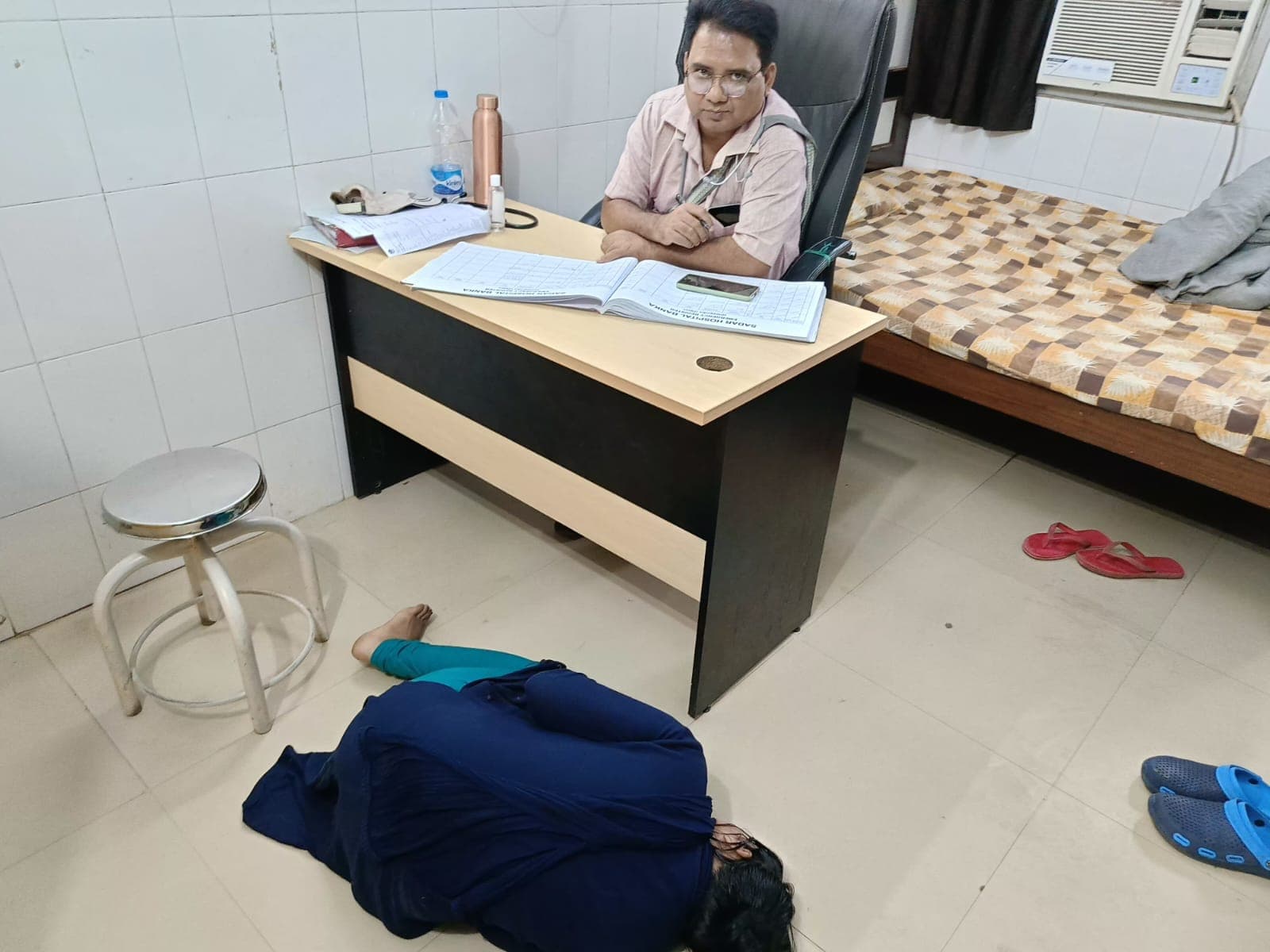 वाह डॉक्टर साहब! लड़की आपके चैम्बर में दर्द से कराहती रही, और आप मोबाइल पर क्रिकेट मैच का आनंद लेते रहे..