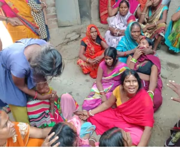 शराब लेकर भाग रहा बाइक सवार उत्पाद विभाग की गाड़ी की चपेट में आया, फिर हुआ बवाल..