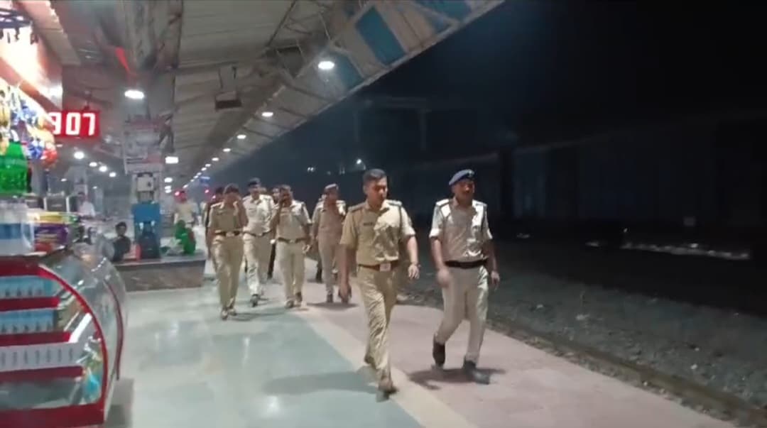 लोकल पुलिस के आते ही फरार हो गए RPF के इंस्पेक्टर साहब , जानें वजह..