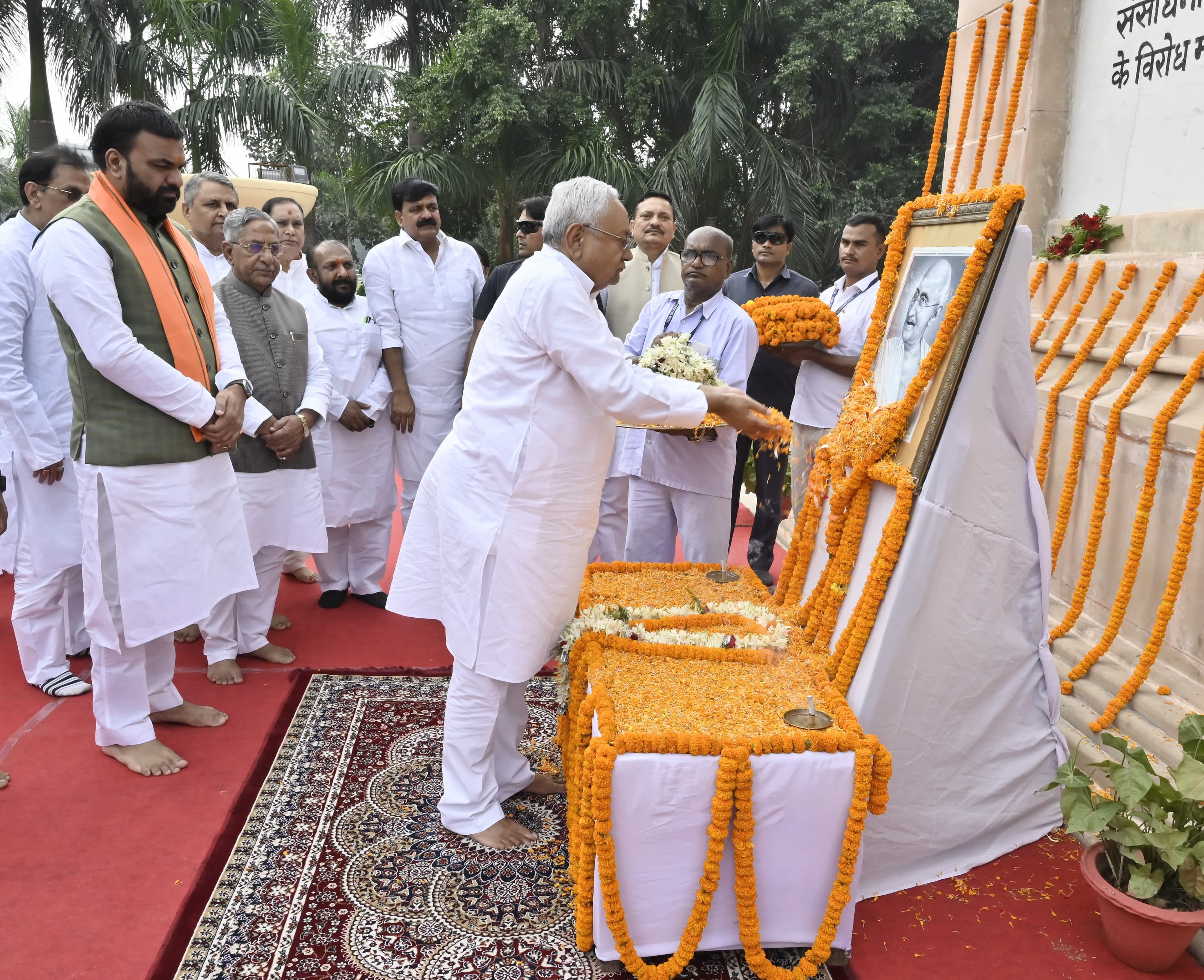 CM नीतीश समेत अन्य नेताओं ने राष्ट्रपिता महात्मा गांधी को दी श्रद्धांजलि..
