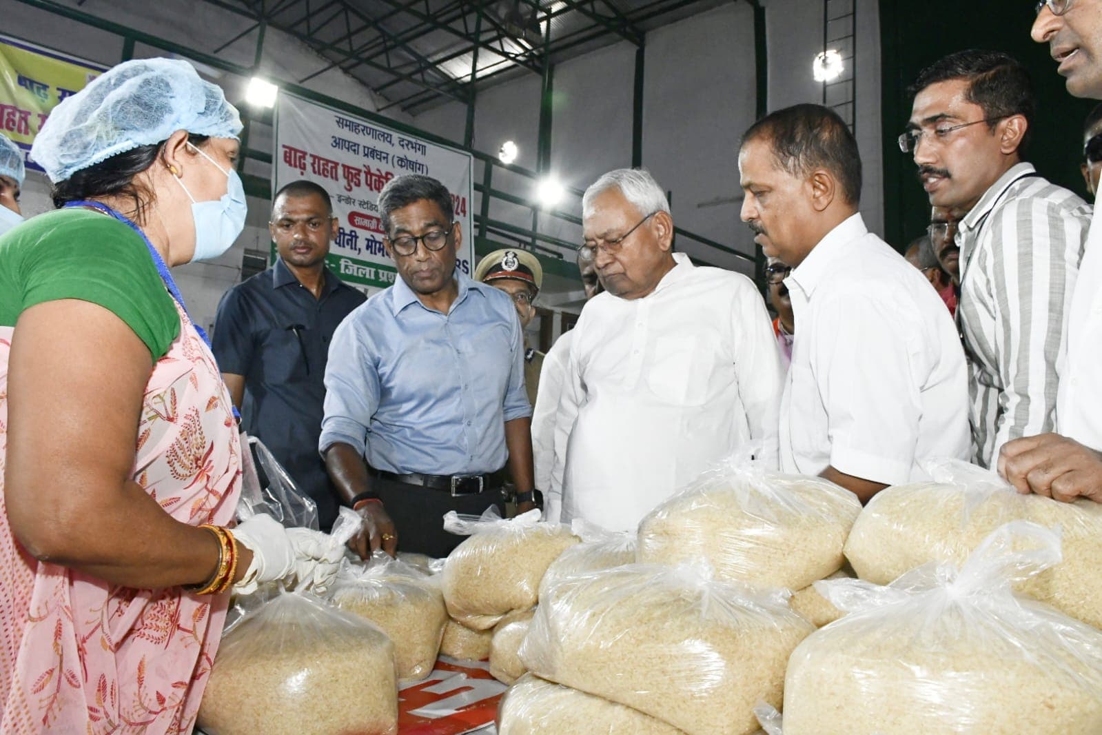 CM नीतीश ने बाढ़ पीड़ित से की मुलाक़ात,फूड पैकेजिंग सेंटर का भी किया..भ्रमण