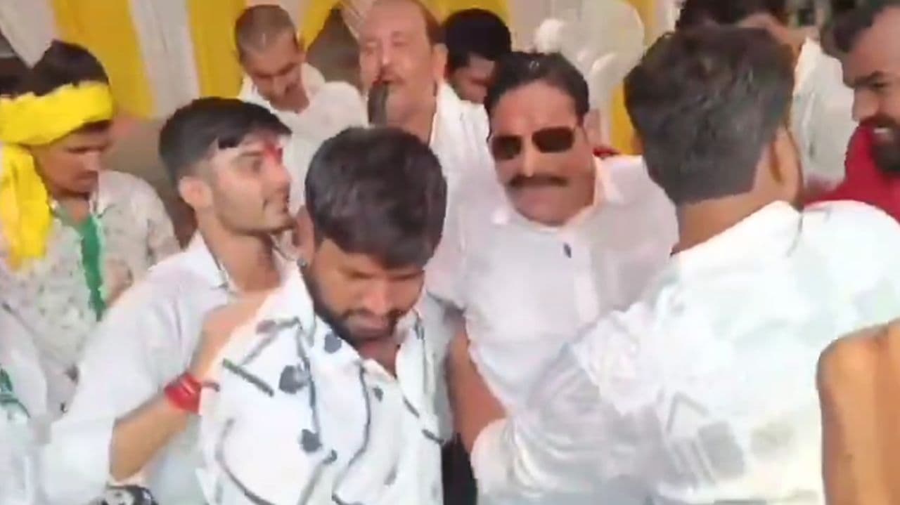 मंच पर चढ़ते ही टूट गया अनंत सिंह का मंच, गिरे धराम से फिर तो...