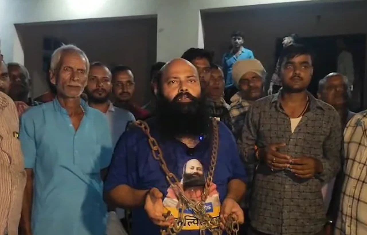 शिवहर के इस प्रत्याशी को देख हर कोई है हैरान, खुद को जंजीर में जकड़ इस हठ के साथ हैं चुनाव मैदान में...