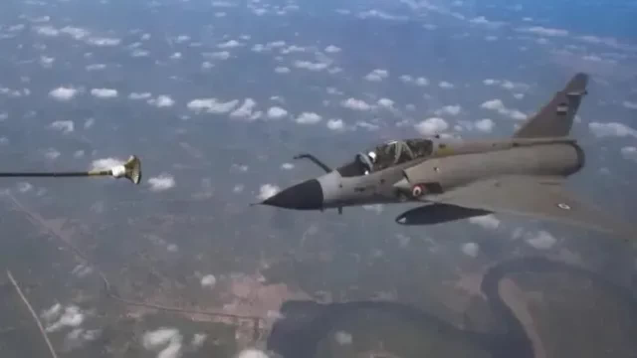 भारतीय वायुसेना की हो रही जमकर वाहवाही, हवा में ही लड़ाकू विमान में भरा फ्यूल