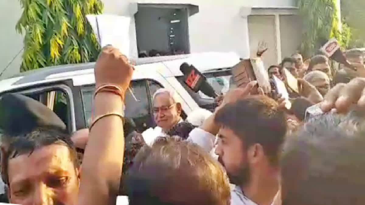 देश का PM कैसा हो, नीतीश कुमार जैसा हो...! जदयू दफ्तर के बाहर सीएम के समर्थन में नारेबाजी