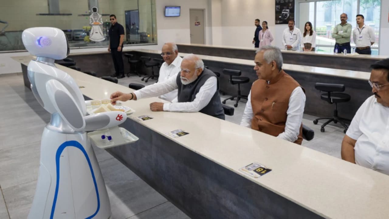 रोबोट ने PM मोदी को सर्व की चाय, रोबोटिक गैलरी का अद्भुत नजारा देख अलग ही होगा अनुभव