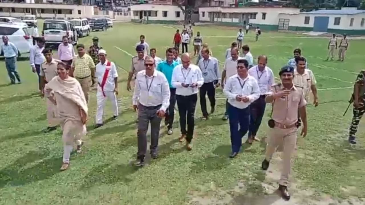 अररिया पहुंचे केके पाठक ने स्कूल का किया निरीक्षण, स्मार्ट क्लास से लेकर लैब का लिया जायजा